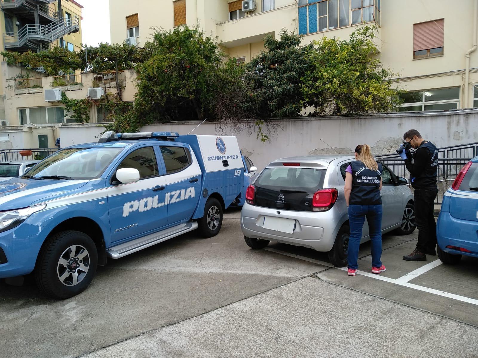 Con un'auto rubata a Santa Giusta scappa all'alt e sperona la macchina della polizia: ricercato