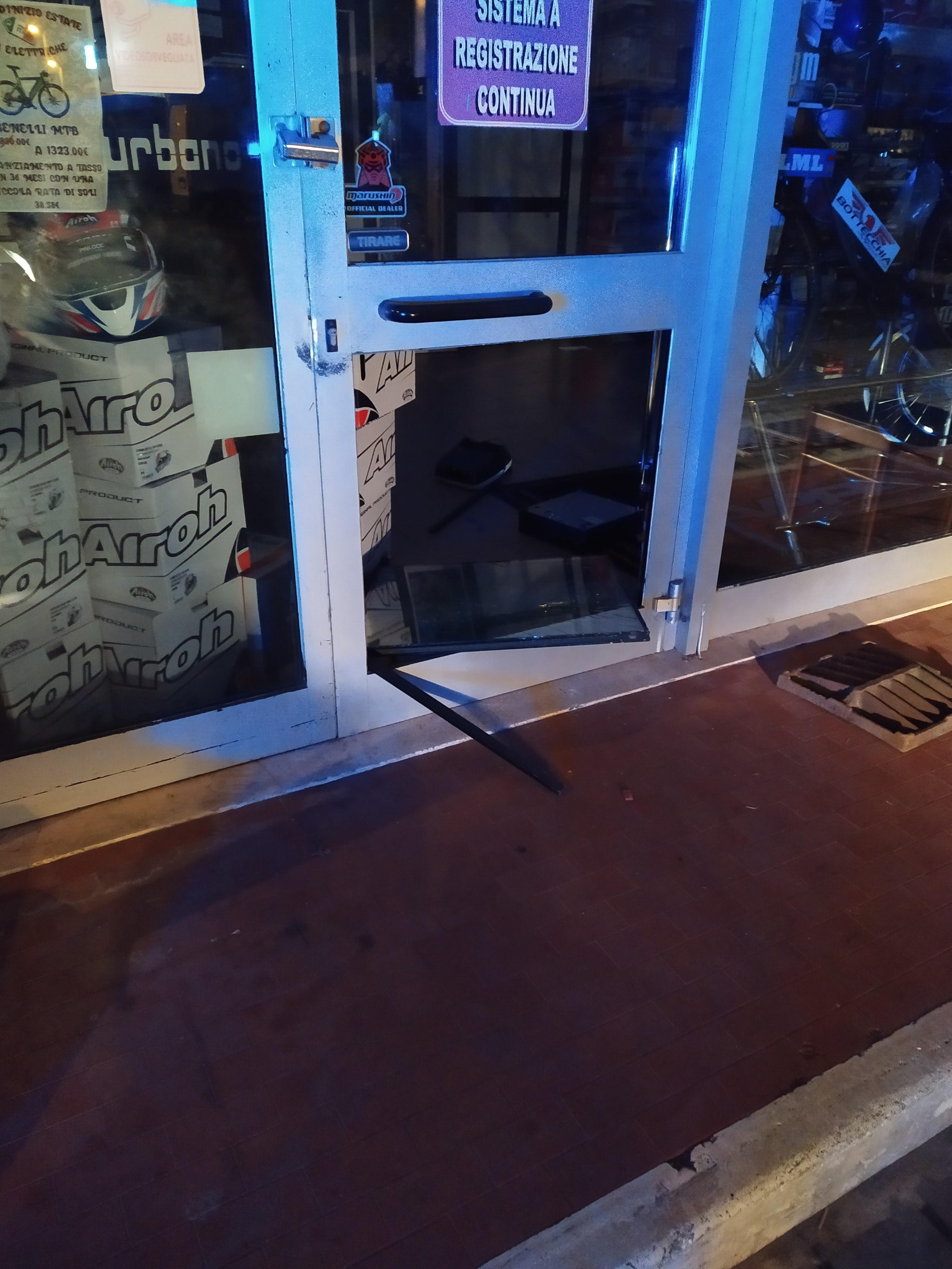 La porta del negozio spaccata