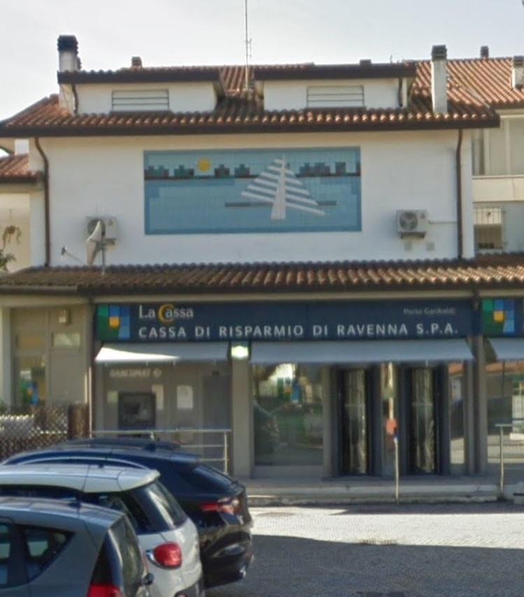 La filiale della Cassa di Risparmio di Ravenna in viale Ugo Bassi a Porto Garibaldi