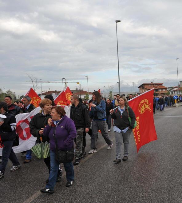 Fiom, sciopero in Piaggio con blocco dei binari