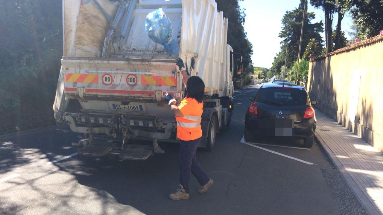 Un camion della Rea durante la raccolta dei rifiuti a Marina