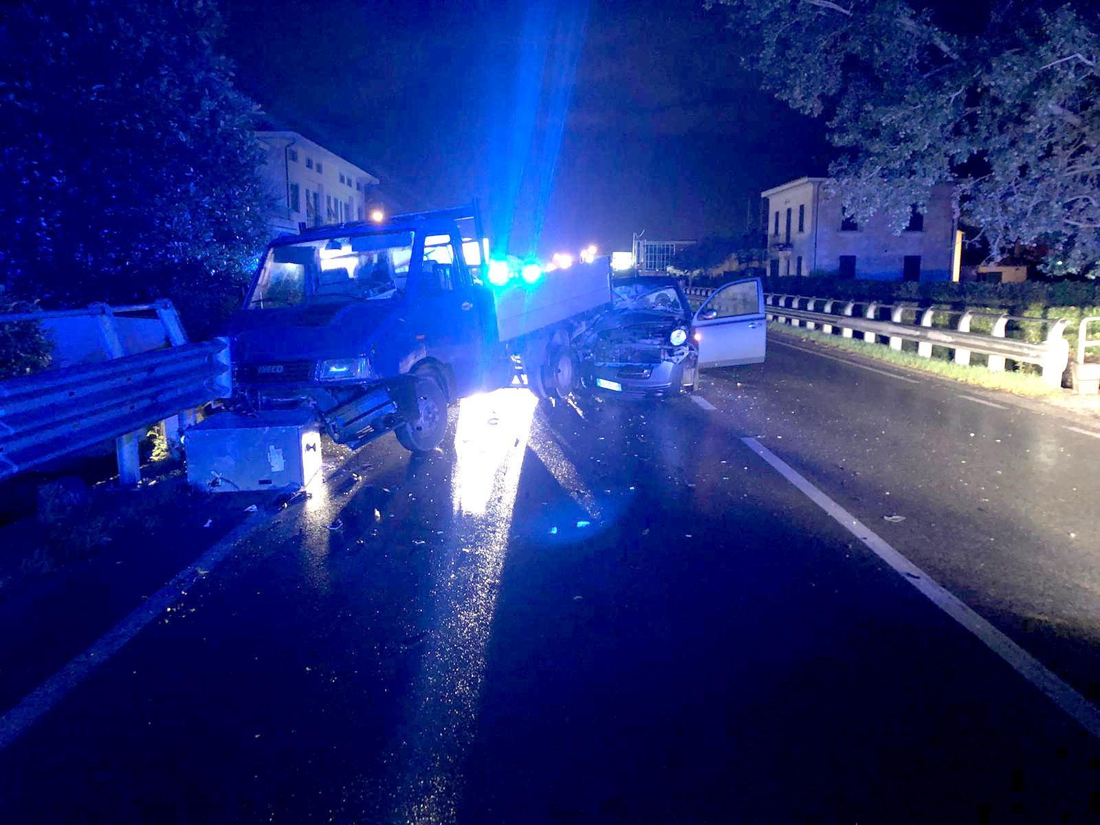Il Fiat Ducato abbandonato dai ladri in fuga e poi tamponato dal 22enne quarratino