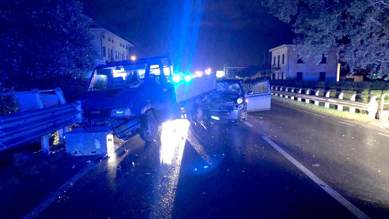 Il Fiat Ducato abbandonato dai ladri in fuga e poi tamponato dal 22enne quarratino