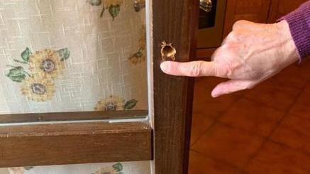 Colpo dei ladri... “gentili”: rubano nei portafogli e li rimettono al loro posto