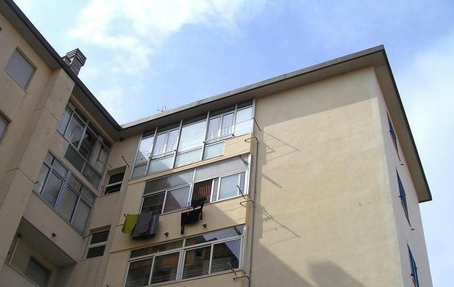 Le piste dei carabinieri: il pc, le Marlboro e un appartamento 
