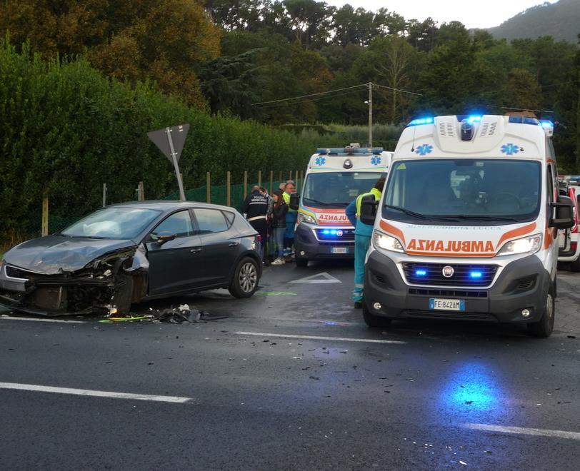 Scontro tra auto, paura per 2 bimbi