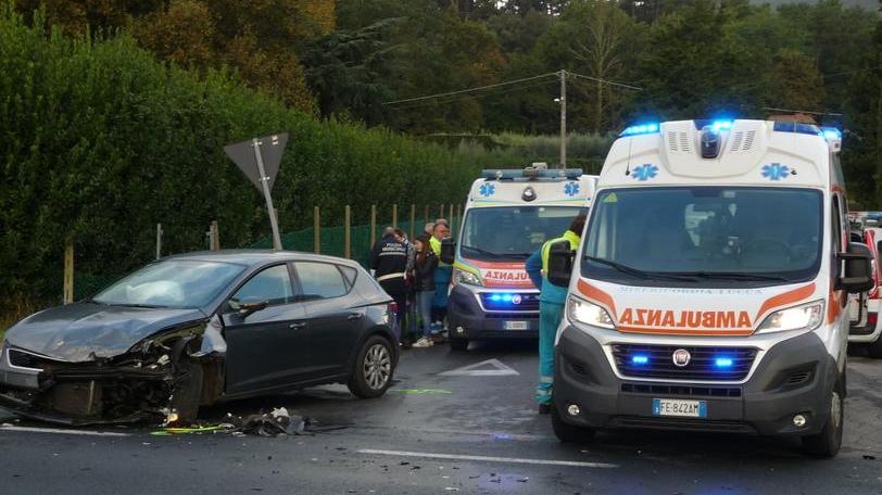 Scontro tra auto, paura per 2 bimbi