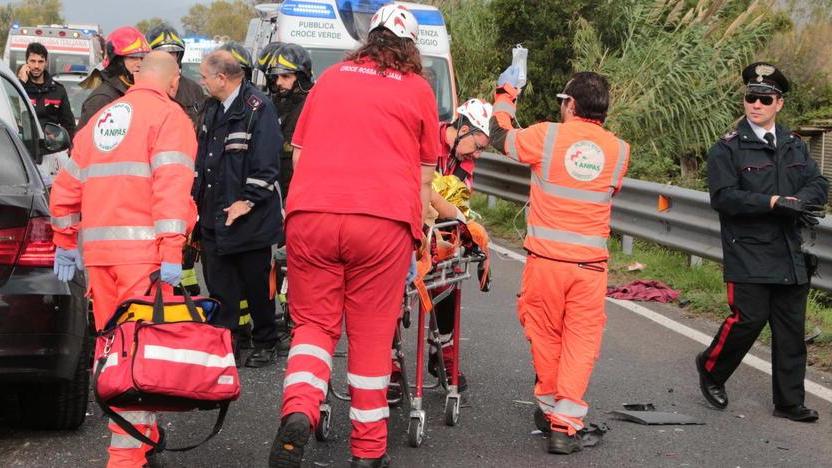 Vigili e carabinieri travolti da un’auto mentre stavano bloccando il traffico