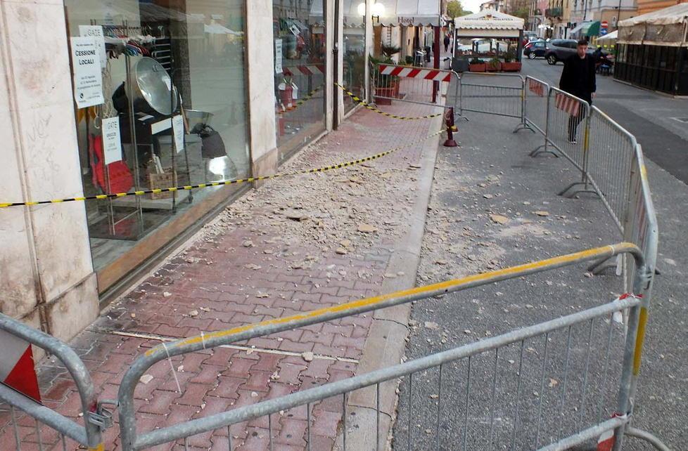 Caduta di calcinacci Transenne in centro