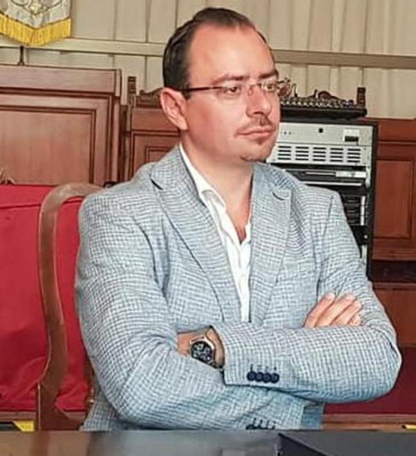 Benini attaccato su Fb querela un utente «Se vinco devolvo la cifra»