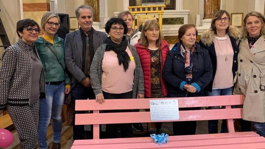 La panchina rosa a Tatti