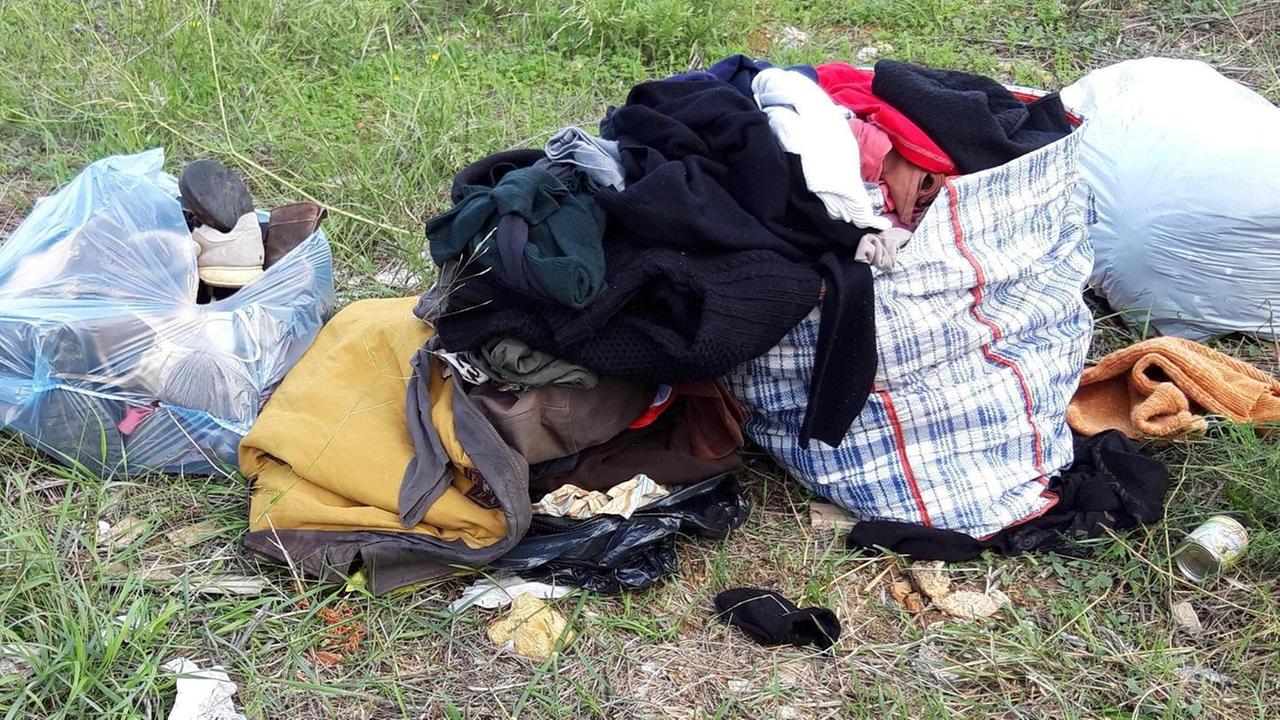 Anche indumenti e scarpe abbandonati a bordo strada