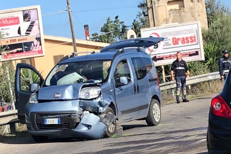 Scontro sulla Sassari-Ittiri un ferito e traffico impazzito