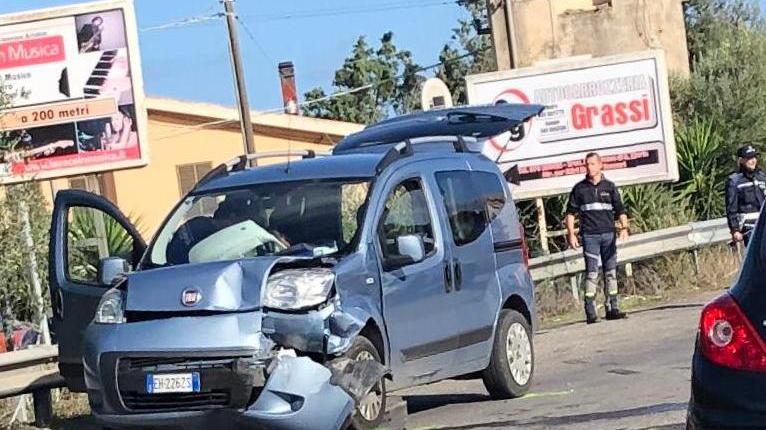 Scontro sulla Sassari-Ittiri un ferito e traffico impazzito