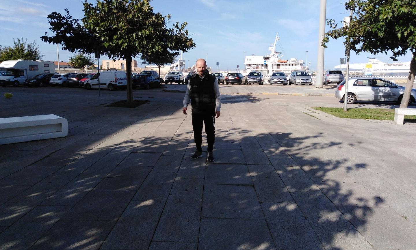 Lastre rotte e sconnesse troppe cadute in piazza 