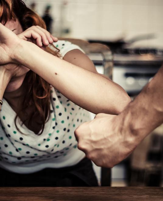 Figlia 27enne accusa il padre «È violento, ho paura di lui» 