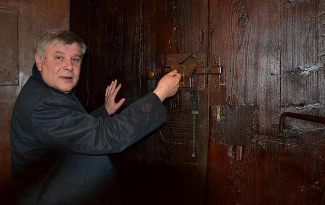 Abbellita la porta, l’altare è stato rifatto 