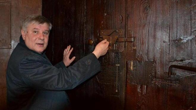 Abbellita la porta, l’altare è stato rifatto