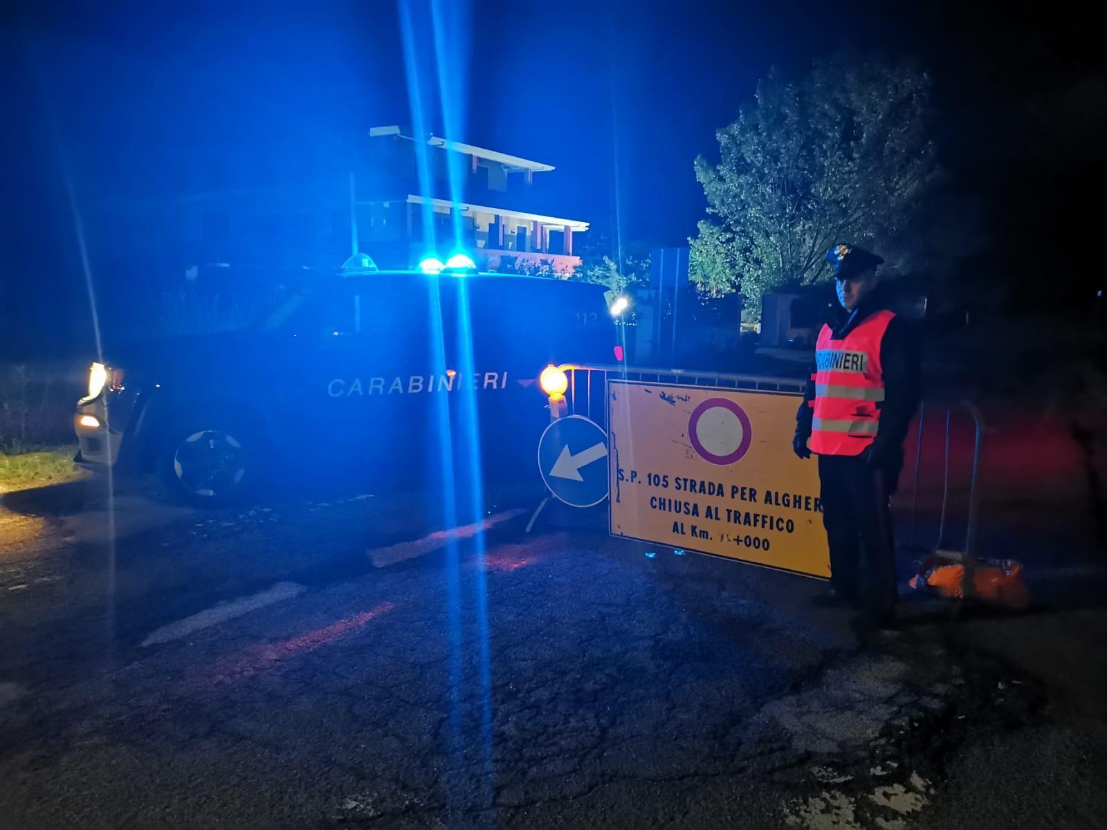 Un grosso masso incombe sulla strada: chiusa la Bosa-Alghero
