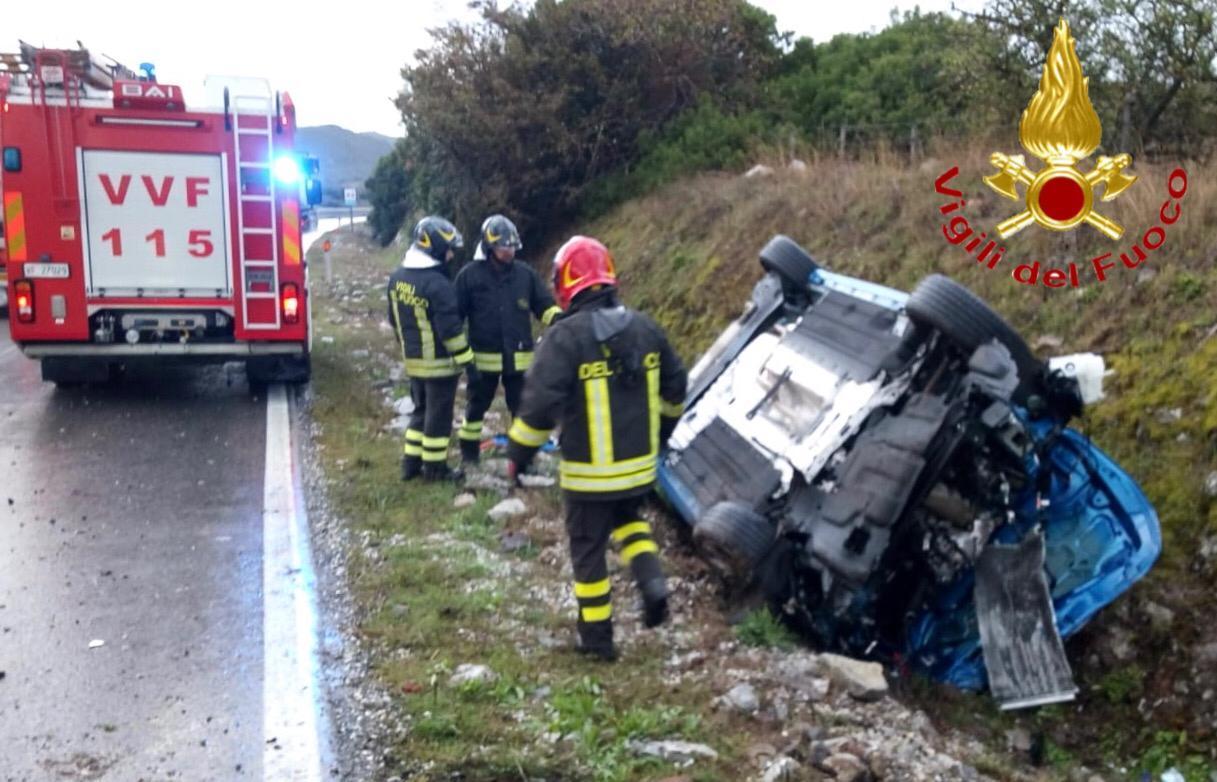 Nuoro, perde il controllo dell'auto sulla 131 e finisce in cunetta