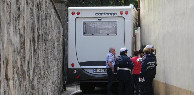 Camper rimane incastrato in via del Giardino Botanico