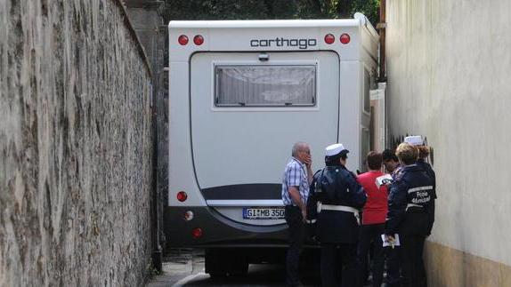 Camper rimane incastrato in via del Giardino Botanico