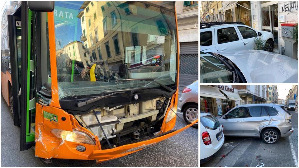 Bus contro una macchina posteggiata e un’altra vettura finisce in un portone