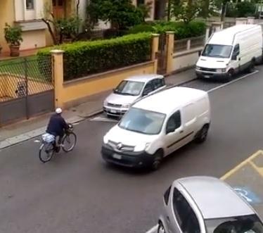 Un ciclista contromano in via Roma (foto Batavia)
