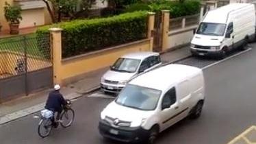 Un ciclista contromano in via Roma (foto Batavia)