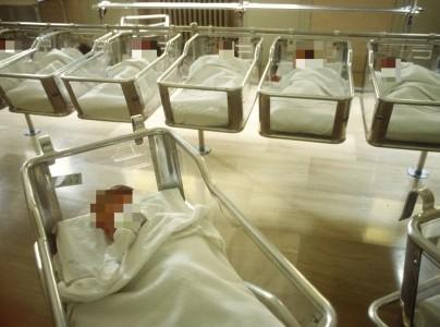 Neonati in culla all'ospedale