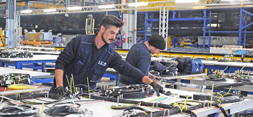 Hitachi Rail: premi e passaggi di livello assegnati a 160 tra operai e impiegati 