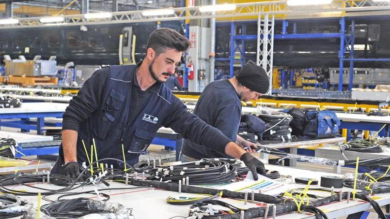 Hitachi Rail: premi e passaggi di livello assegnati a 160 tra operai e impiegati