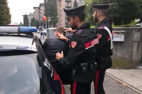 10 chili di cocaina nascosti nel doppio fondo della loro auto: coniugi arrestati