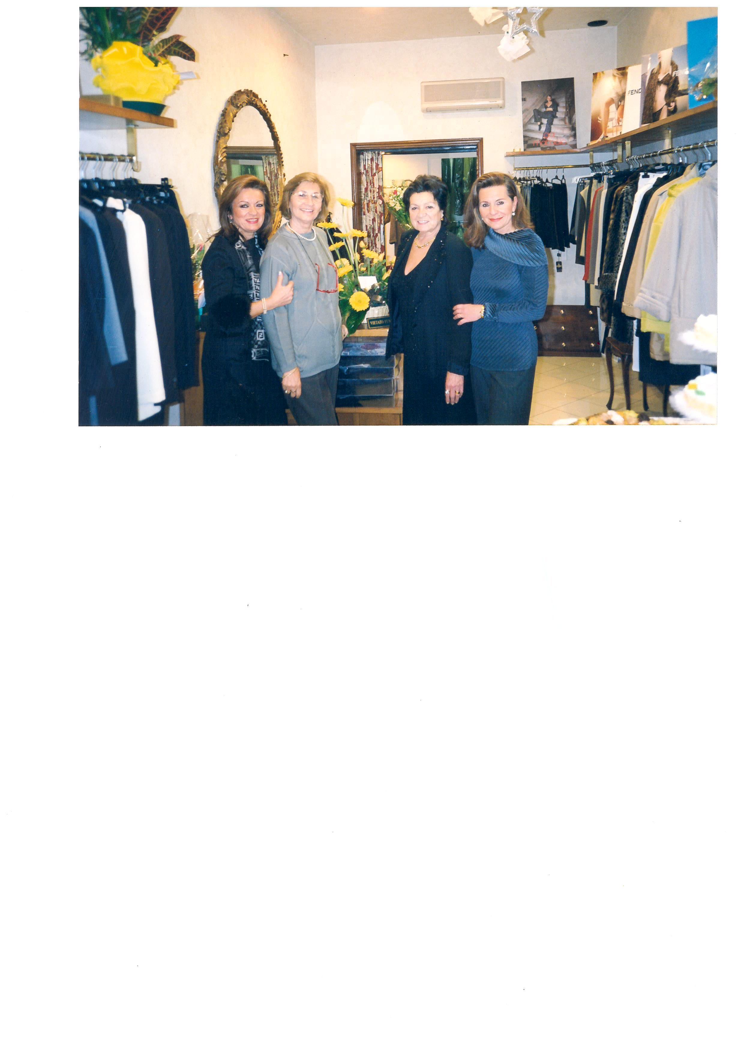 Foto particolarmente cara ad Adriana e Manuela. Quella scattata per i quarant’anni al passo con la moda della boutique di via Cellini. Siamo nei primi anni Duemila con la mamma Maria e (seconda da sinistra) c’è anche Doris Agostini storica collaboratrice di Maria e, prima, del babbo Odelio Orlandini.