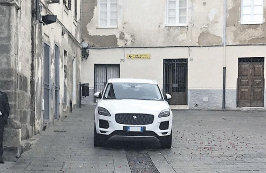 L'auto di Nanni Campus parcheggiata nella piazza del Comune a Sassari