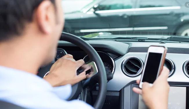 Modena, 4 automobilisti su 10 al telefono mentre guidano