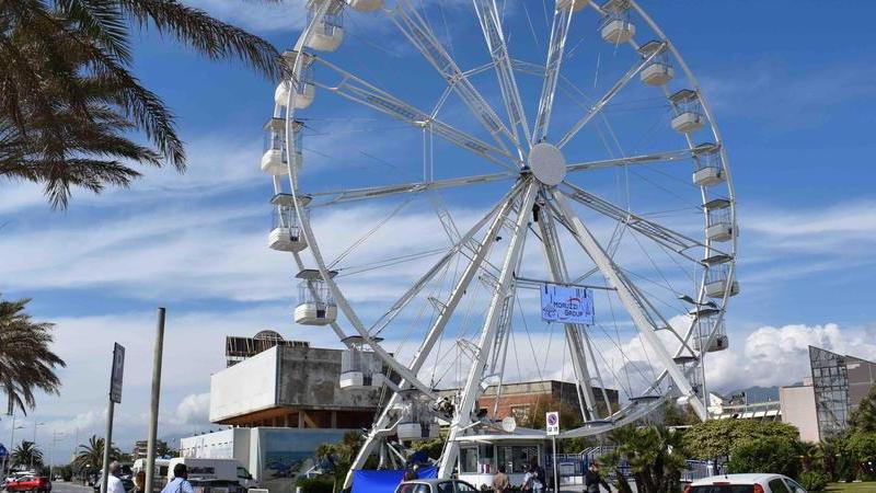 Ecco la ruota panoramica per scoprire Massa da 24 metri di altezza
