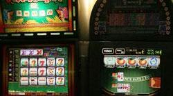 Coppia di genitori lascia i due figli minori in macchina per giocare ai videopoker, interviene la polizia