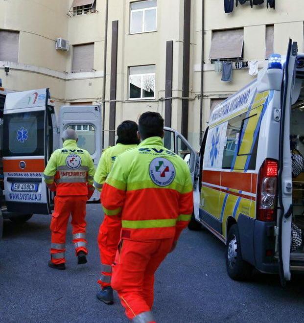 Un intervento congiunto dei volontari della Svs di Ardenza e dei colleghi della Misericordia di Antignano, con il medico (foto d'archivio)