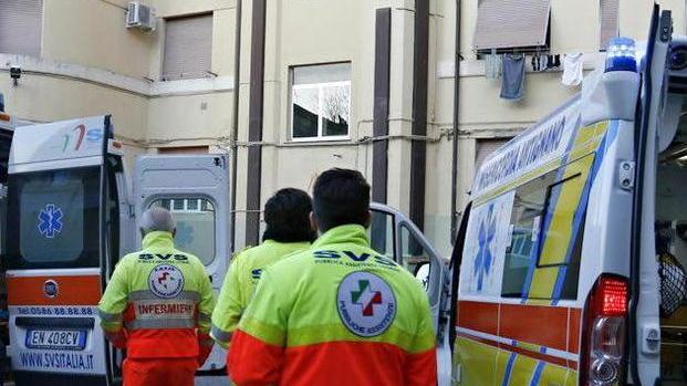 Un intervento congiunto dei volontari della Svs di Ardenza e dei colleghi della Misericordia di Antignano, con il medico (foto d'archivio)