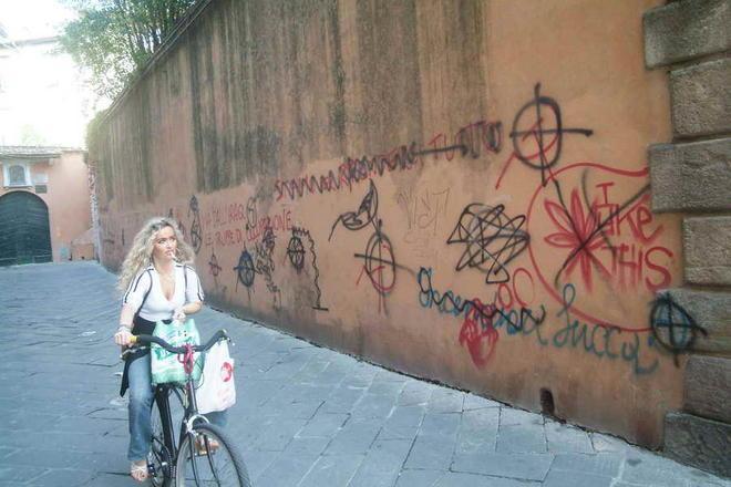 Facebook tradisce un graffitaro denunciato per danneggiamento 