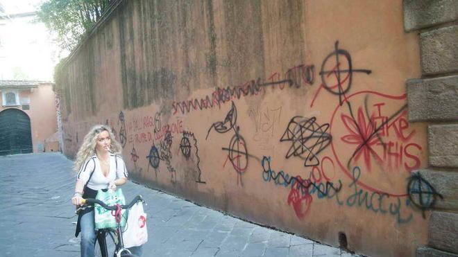 Facebook tradisce un graffitaro denunciato per danneggiamento
