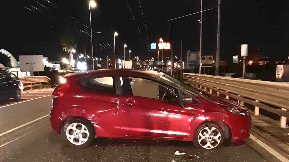 Cagliari, l'auto si ribalta in viale Marconi: ferite due donne 
