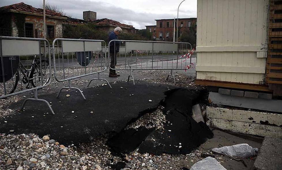 Crolla un pezzo di strada, allagamenti a Ricortola e sottopassi e stazione ko