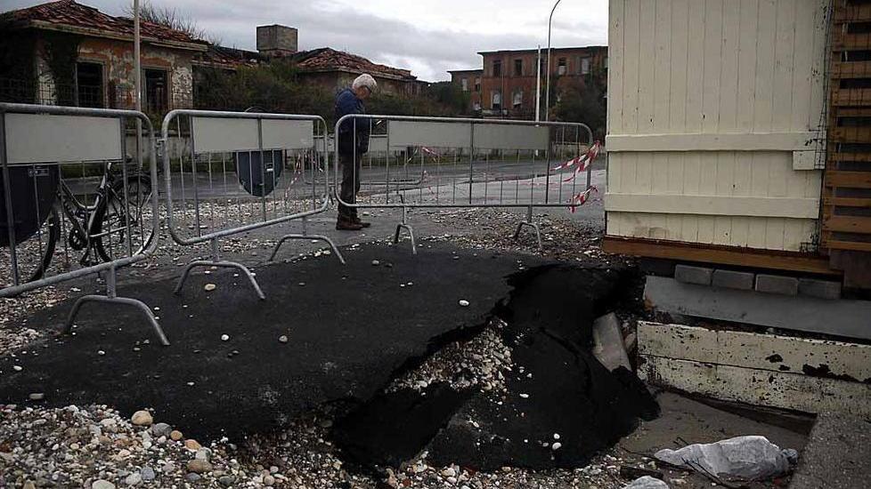 Crolla un pezzo di strada, allagamenti a Ricortola e sottopassi e stazione ko