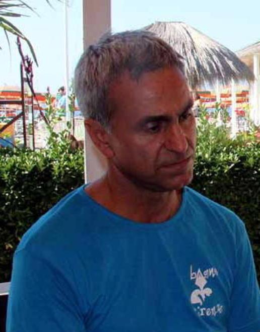 Spiaggia invasa da tronchi e legname Una task force per le grandi pulizie 