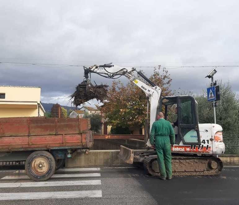 Smottamenti in Valle e fiumi al limite in Piana Ma Lucca regge l’urto 