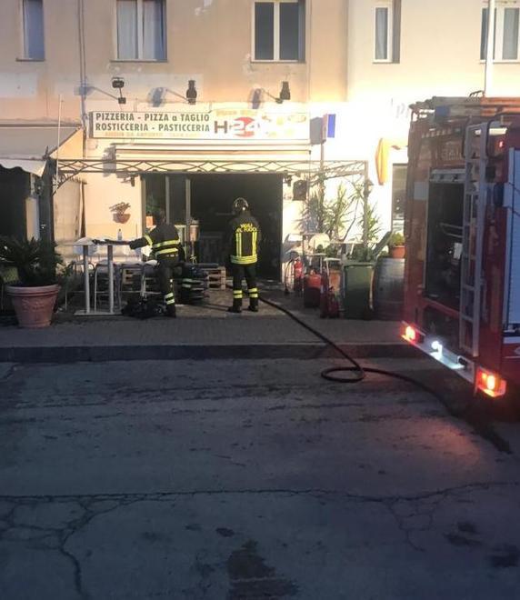 Friggitrice in corto, fiamme in una pizzeria di Concia di Terra