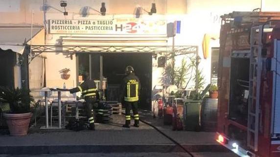 Friggitrice in corto, fiamme in una pizzeria di Concia di Terra