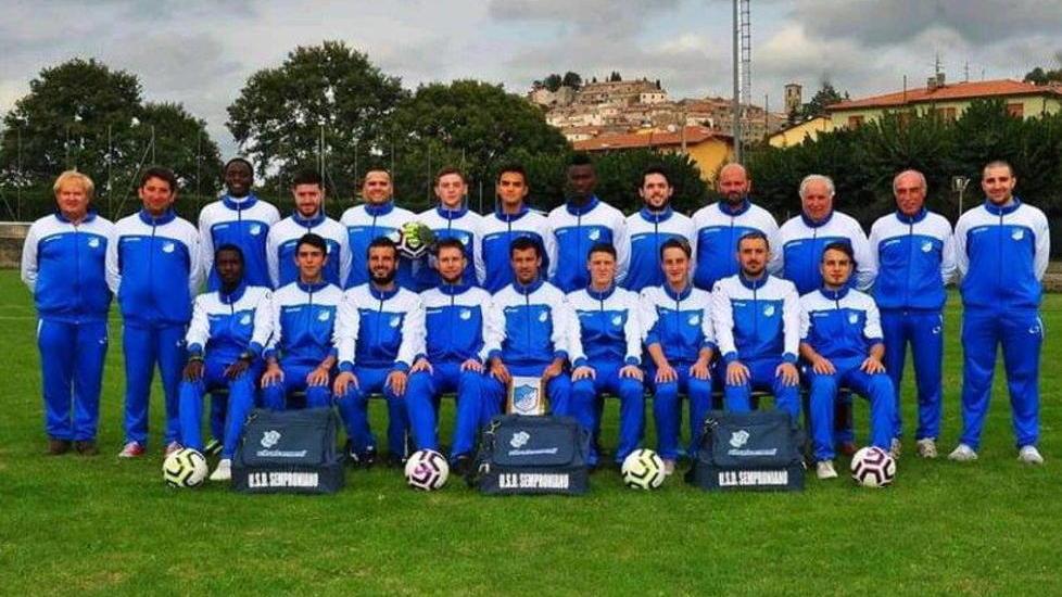 Si rimette le scarpette ai piedi dopo 10 anni per aiutare a far rinascere il calcio in paese